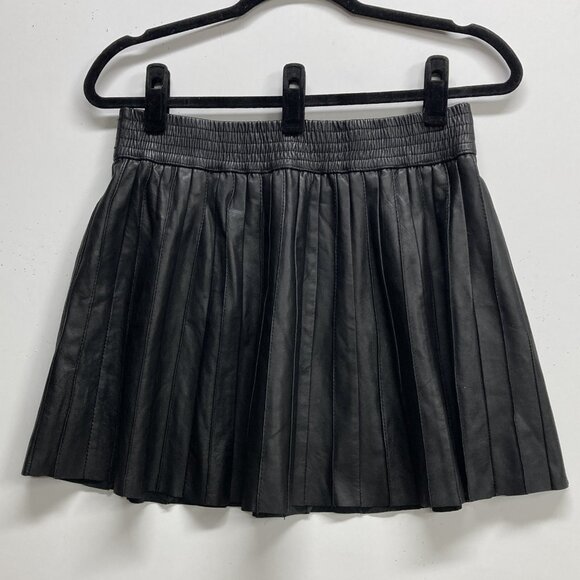 Walter Baker Pleated Black Leather Mini Skirt, Size Medium, Elastic Waist, Lined - Picture 4 of 10